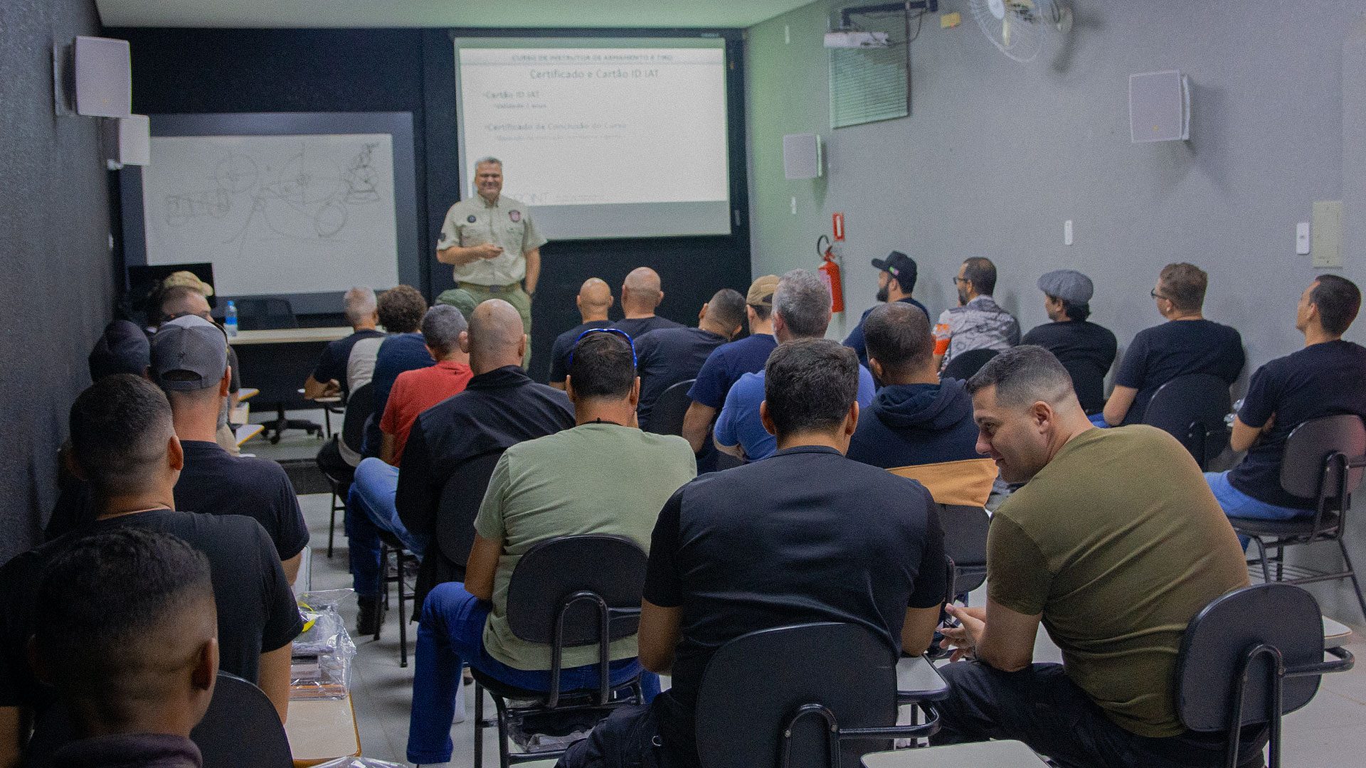 Aula teórica do curso de instrutor de tiro na sala da ProPoint