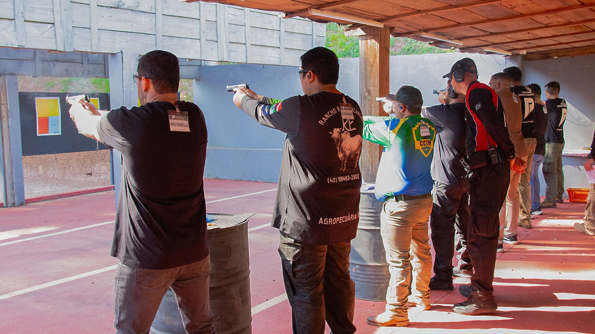 Alunos do curso de instrutor de tiro da ProPoint na linha de tiro, em Coroados-SP