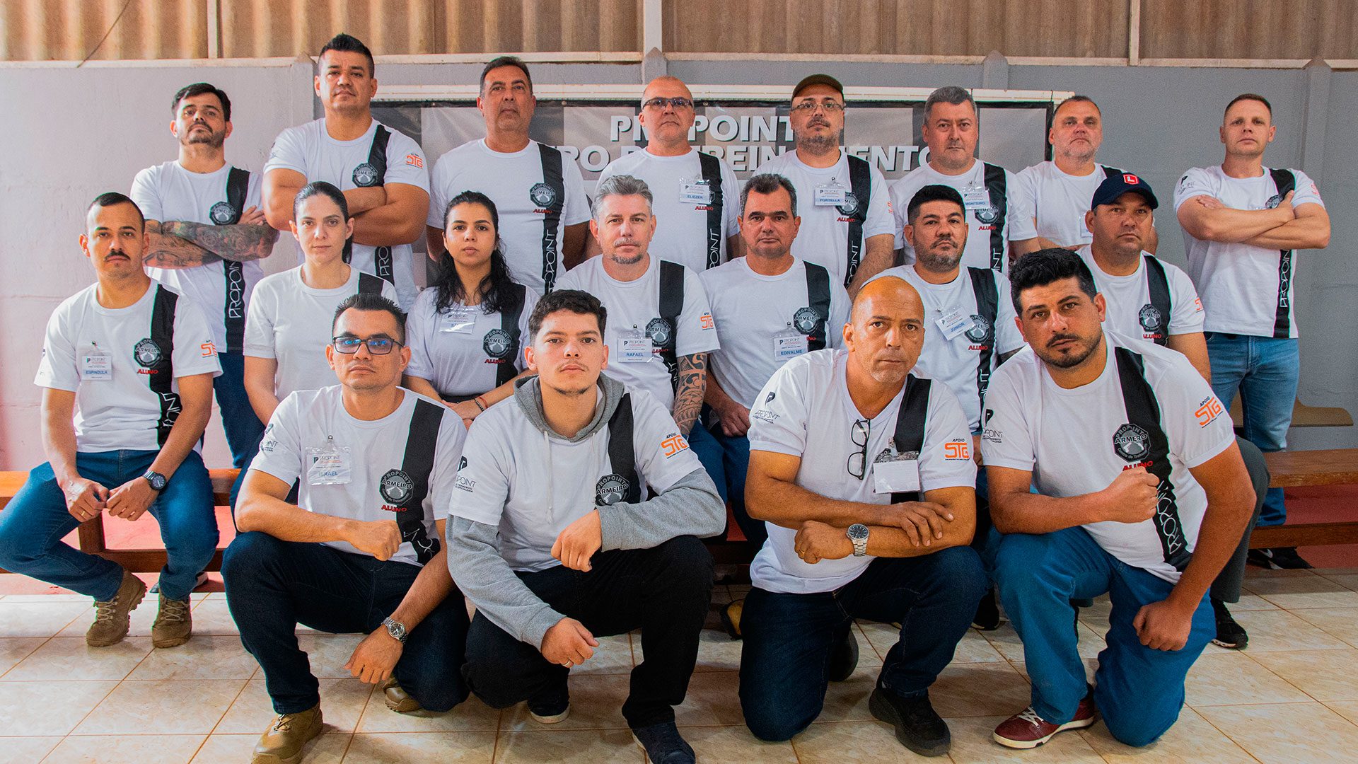 Turma do curso de armeiro da ProPoint reunida na escola em Coroados-SP