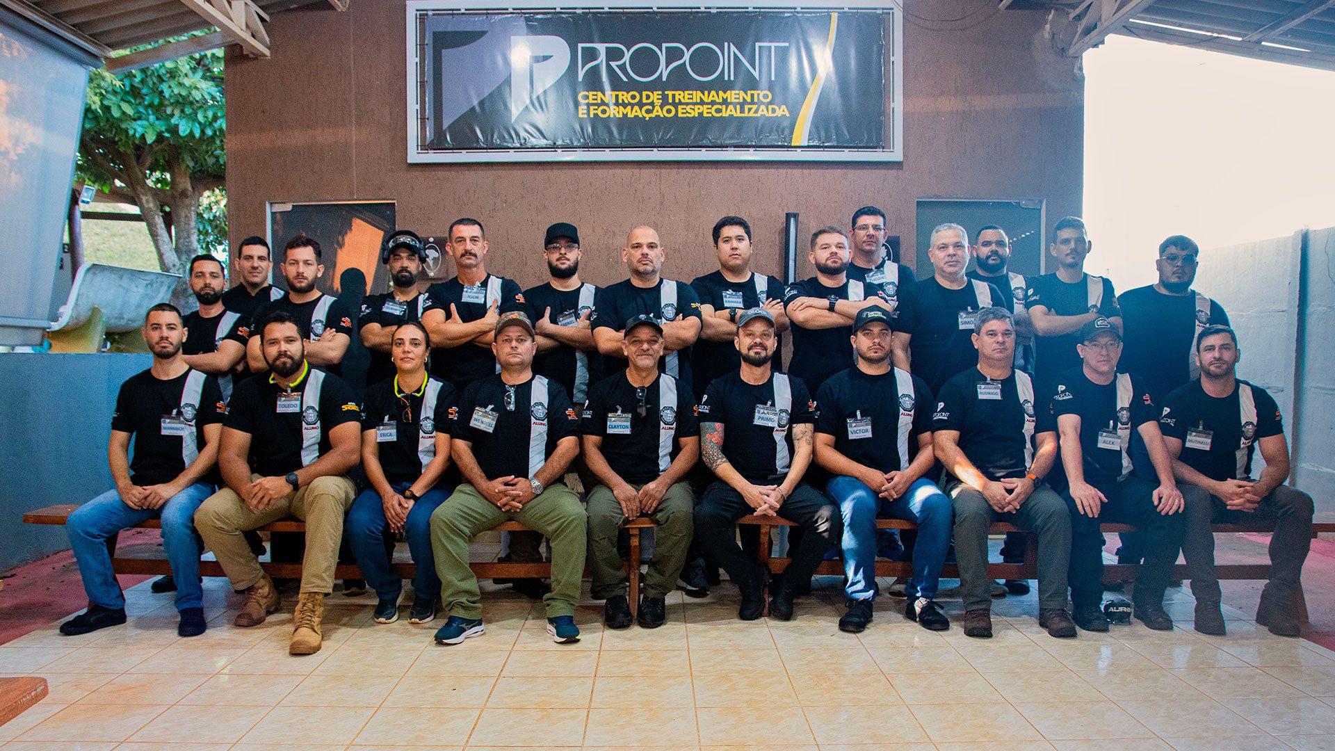 Turma do curso de instrutor de tiro da ProPoint em frente à escola